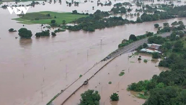 Prolonged heavy rain raises risks of flash floods and landslides from Quang Tri to Gia Lai