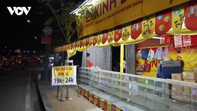 Sau mùa trăng, những quầy bánh lặng lẽ rời thành phố