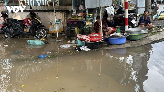 Sinh hoạt của người dân Cần Thơ đảo lộn khi triều cường lên cao