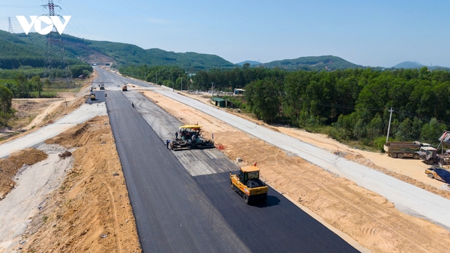 Sắp hết năm 2025, Bộ Xây dựng mới “tiêu” hết gần một nửa tiền vốn đầu tư công
