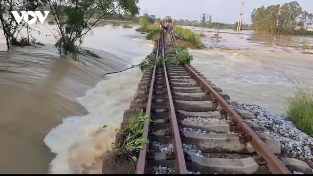 Đường sắt Hà Nội - Thái Nguyên tê liệt do bị nước lũ tàn phá