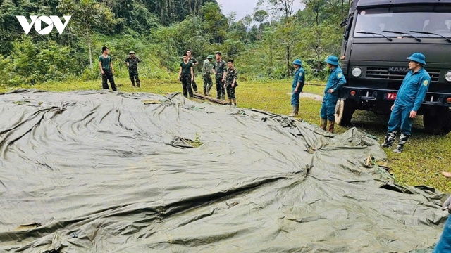 Dựng nhà bạt giúp dân vùng lũ ổn định cuộc sống