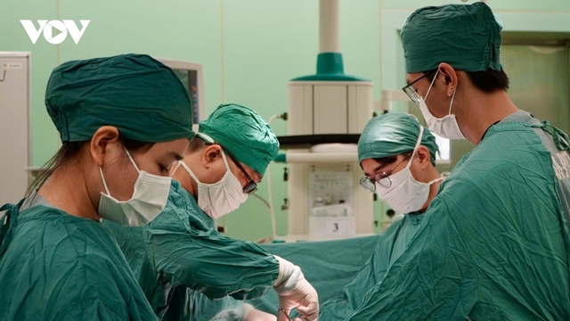 Cứu sống bệnh nhân hoại tử gần 5 mét ruột non do tắc mạch hiếm gặp