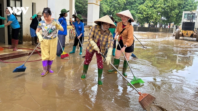Trường giúp trường dọn dẹp sau lũ ở Lào Cai