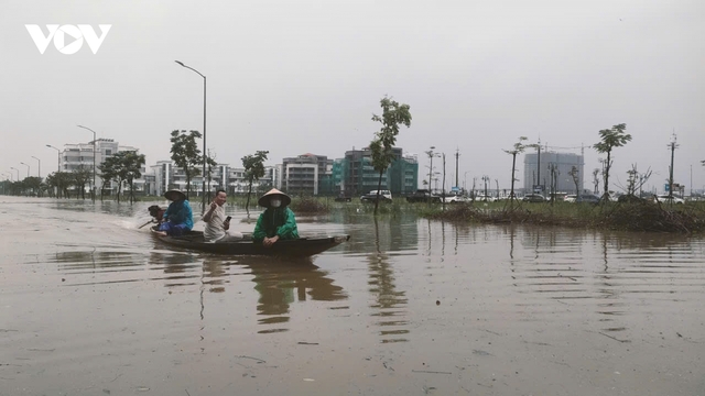 Nước lũ bủa vây, nhiều khu vực ở TP Huế bị chia cắt