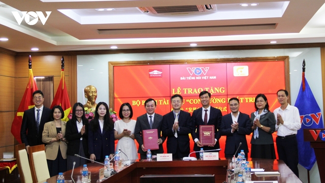 VOV trao tặng bộ phim tài liệu “Con đường phát triển” cho Bảo tàng Hồ Chí Minh