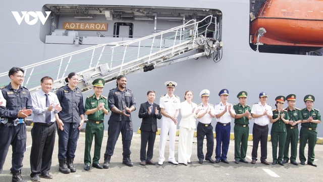 Tàu Hải quân New Zealand cập cảng Nhà Rồng