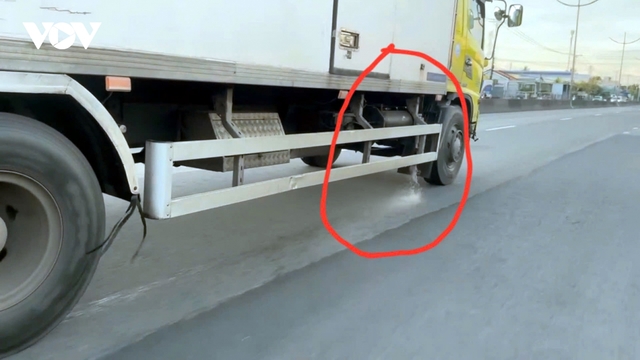 Ô tô xả nước thải hôi thối xuống mặt đường, bắn thẳng vào mặt người dân