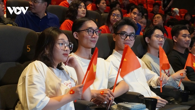 Những khán giả phía Nam đầu tiên xem phim “Tổ quốc trong tim”