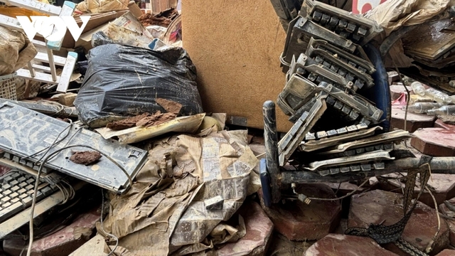 “Cả đời tôi tích cóp, giờ mất trắng do nước lũ rồi”