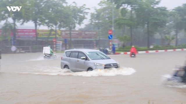 Hà Nội tiếp tục mưa lớn, cảnh báo lốc, sét và mưa đá