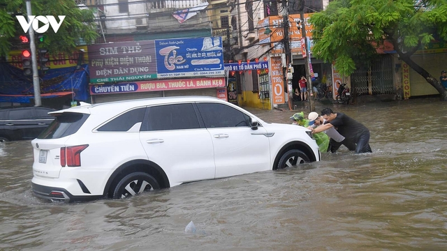 Vẫn còn hàng loạt điểm ngập úng ở Hà Nội