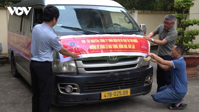 VOV Tây Nguyên hỗ trợ gạo bà con vùng rốn lũ phía Đông tỉnh Đắk Lắk