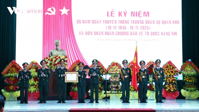 Trường Quân sự Quân khu 9 đón nhận Huân chương Bảo vệ Tổ quốc hạng Nhì