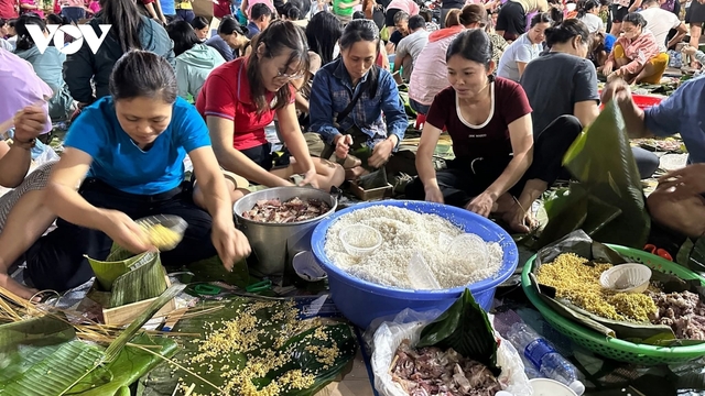 Hàng trăm người dân TP.HCM gói bánh chưng gửi bà con vùng mưa lũ