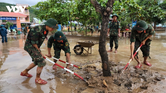 Bộ đội Quân khu 5 lội bùn dọn dẹp vệ sinh môi trường sau lũ tại Quy Nhơn
