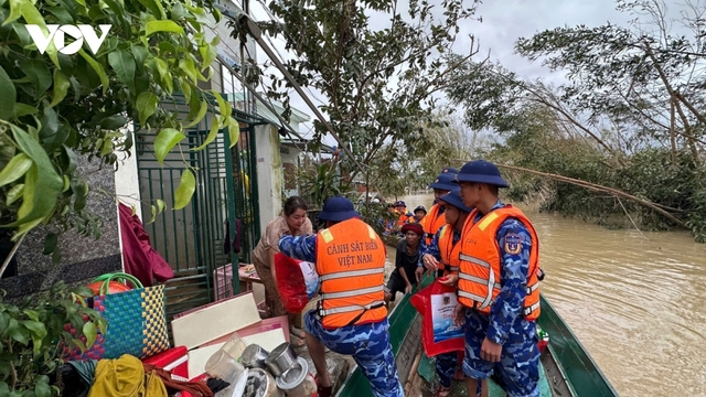 Bước chân lính biển giữa lũ dữ: Nơi nhân dân cần, họ có mặt