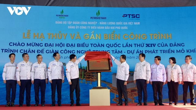 Gắn biển chân đế giàn xử lý 3.300 tỷ đồng chào mừng Đại hội XIV