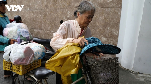 Người dân góp sức cùng chính quyền TP.HCM tổng lực hỗ trợ đồng bào vùng lũ