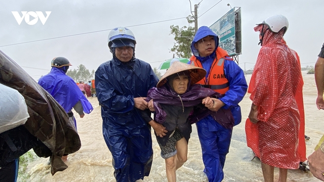 Đắk Lắk tập trung lực lượng di dời dân ở những vùng lũ còn nguy hiểm