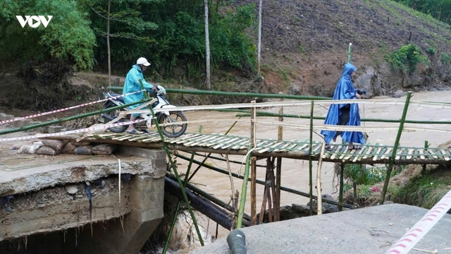 Mưa lũ miền Trung: 1 người chết, 4 người mất tích, ngập nhà lần thứ 5