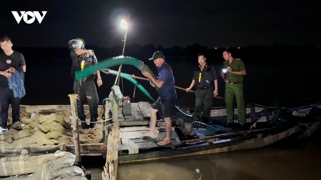 Triệt phá đường dây khai thác cát trái phép trên sông Trà Khúc lúc nửa đêm