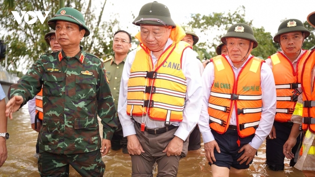Hình ảnh Tổng Bí thư Tô Lâm thăm hỏi người dân giữa vùng ngập lụt ở Huế