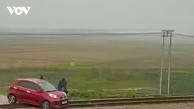 Tàu hàng dừng khẩn cấp khi ô tô mắc kẹt trên đường ray