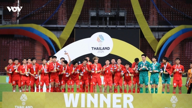 Khoảnh khắc U22 Việt Nam nhận HCV SEA Games 33