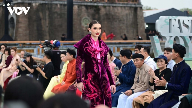 Gần 80 người đẹp Miss Cosmo 2025 trình diễn thời trang tại Quảng trường Ngọ Môn