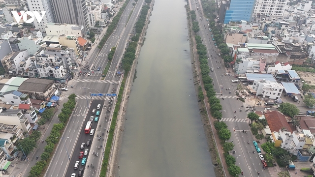 Cầu đường Nguyễn Khoái trước ngày khởi công: Vướng mặt bằng