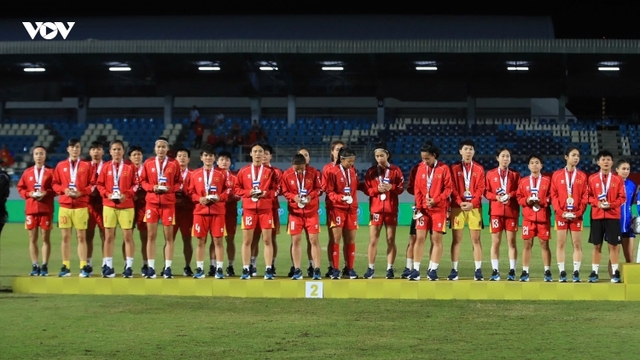 Khoảnh khắc ĐT nữ Việt Nam nhận HCB SEA Games 33