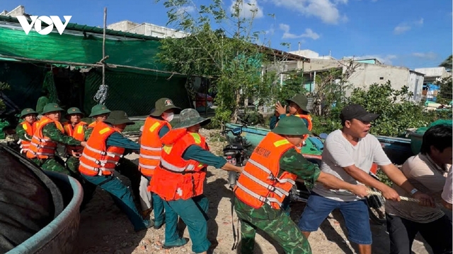 Đã trục vớt được 10/26 tàu cá bị nhấn chìm, trôi dạt do mưa lũ ở Bình Thuận (cũ)