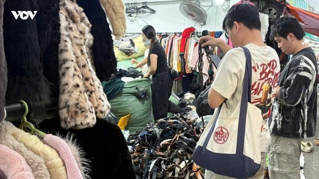 Chợ đồ cũ ở Hà Nội mua bán nhộn nhịp và nguy cơ tái diễn tiêu dùng nhanh