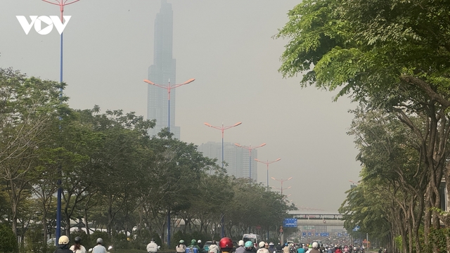 TP.HCM mờ đục bởi lớp sương mù từ sáng sớm đến gần trưa