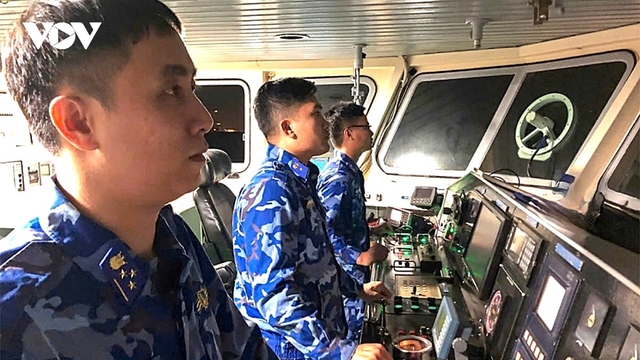 Tàu cá chở 8 ngư dân chìm: Còn 1 người mất tích