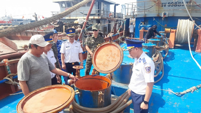 Bắt giữ tàu vận chuyển hơn 230.000 lít dầu DO trái phép