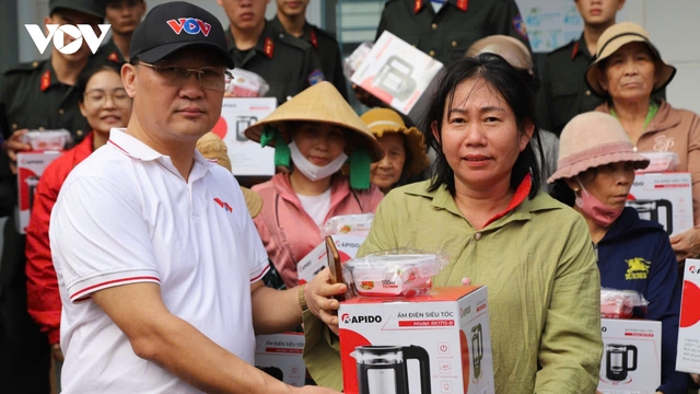 VOV và đơn vị đồng hành gửi gắm nghĩa tình tới bà con vùng lũ Gia Lai