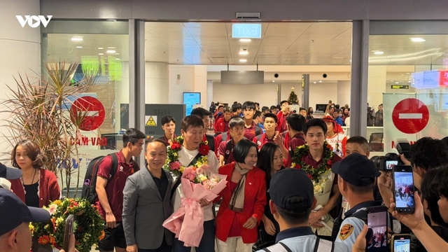 U22 Việt Nam về nước trong vòng tay người hâm mộ sau HCV đầy cảm xúc ở SEA Games