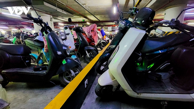 Phải tiếp nhận xe điện vào hầm chung cư nhưng không được sạc bên trong