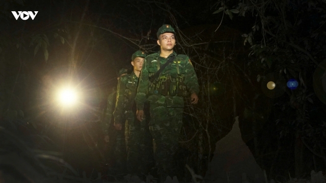 Khi biên giới vào đêm, ánh đèn pin không tắt