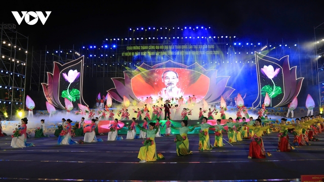 Lao Cai tổ chức chương trình nghệ thuật "Tự hào tiến bước dưới cờ Đảng quang vinh"