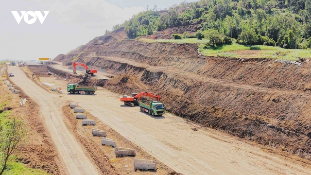 Khí thế thi công cao tốc Chí Thạnh – Vân Phong chào mừng Đại hội XIV của Đảng