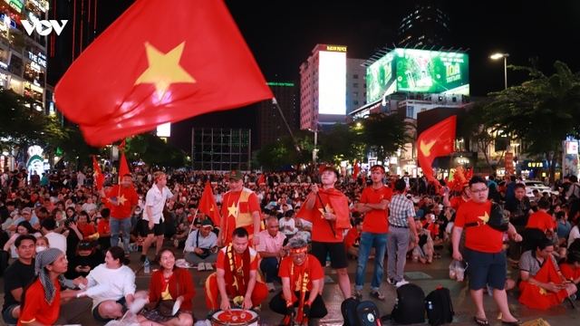 Cơn lốc màu đỏ ở TP.HCM, hàng vạn trái tim hướng về U23 Việt Nam trước giờ G