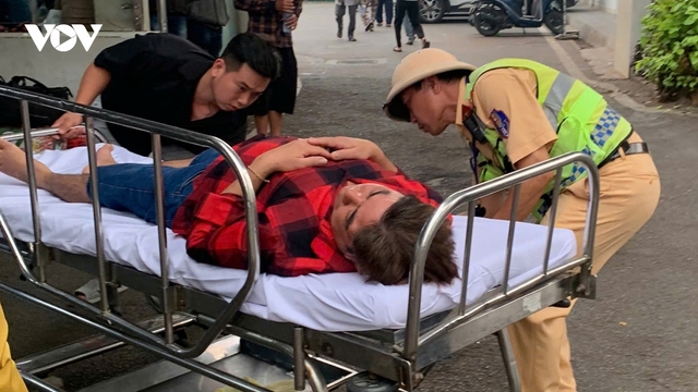 Cảnh sát giao thông cao tốc dùng xe đặc chủng đưa bệnh nhân đi cấp cứu kịp thời