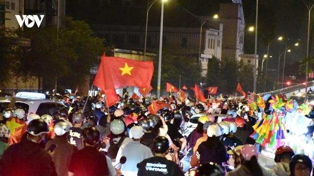 Biển người đổ ra đường tại TP.HCM ăn mừng chiến thắng của U23 Việt Nam