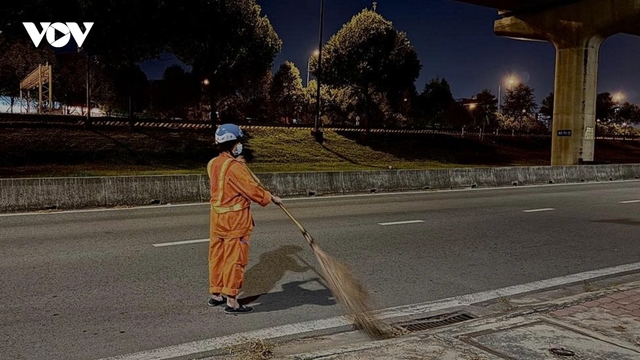 Nhọc nhằn nỗi lo Tết của những lao công dọn rác ở TP.HCM