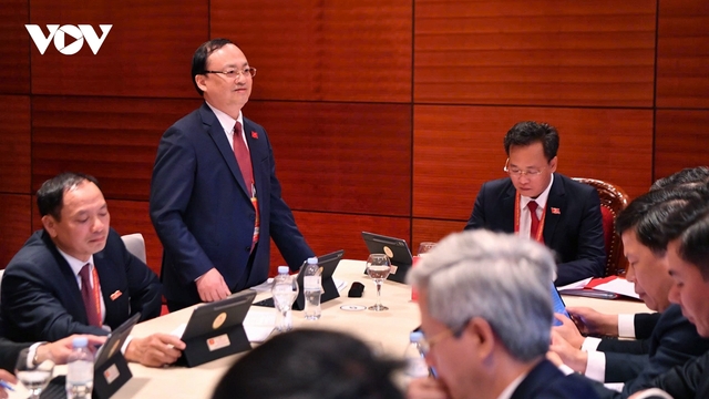 Các đại biểu thảo luận tại tổ về các văn kiện Đại hội XIV của Đảng