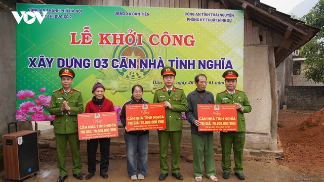 Lực lượng công an mang Tết ấm đến xã vùng cao Dân Tiến, Thái Nguyên