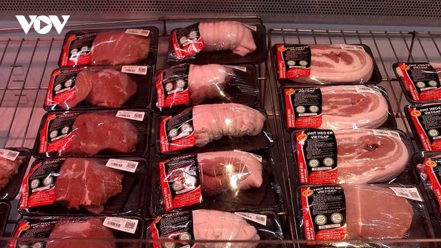 Thị trường thực phẩm Tết 2026: Giá thịt lợn, tôm liên tục tăng giá